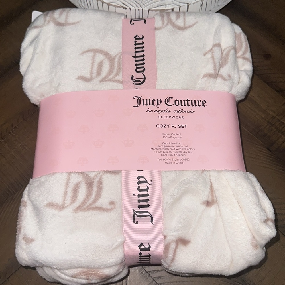 Soft Juicy couture hooded two piece ! ✨✨✨✨ - Picture 3 of 3